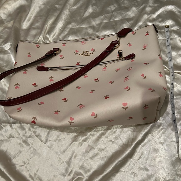 Adorable Coach Cream and Heart Print Gallery Tote Bag with Leather Handles - Picture 2 of 7